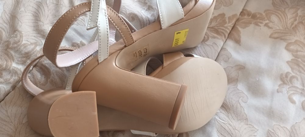 Sandálias toda em pele Novas