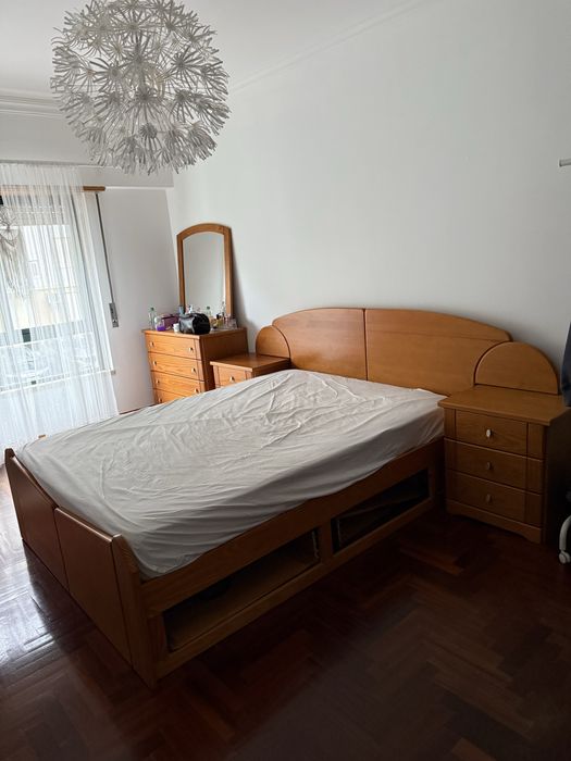 Quarto de casal em Madeira Maciça