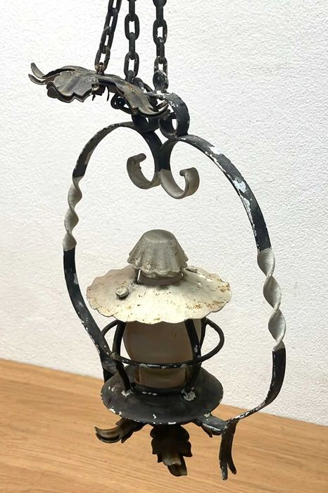 Candeeiro de teto antigo em ferro