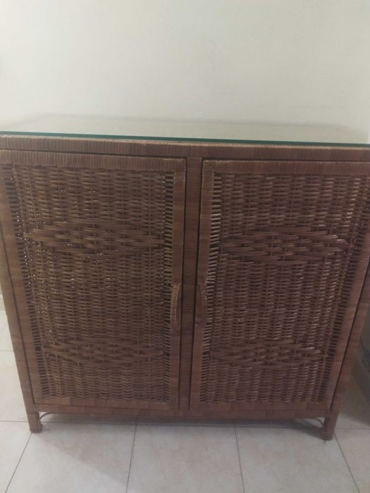 móvel em vime mais vidro