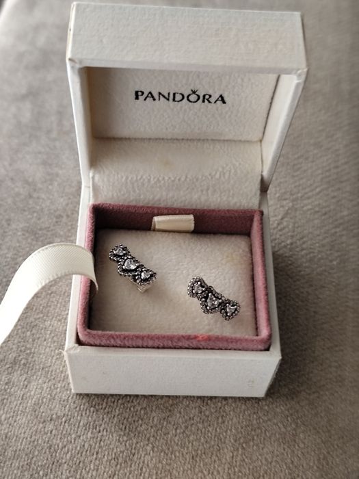 Brincos Pandora com 3 corações originais cravejada de pedras em prata