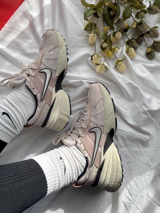 Трендові сплртивні кросівки Nike V2K Runtekk Pink найк в2к рунтекк