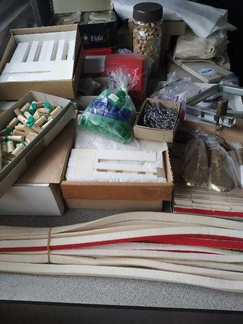 Teclas e outros materiais para recuperar pianos de marca alemã