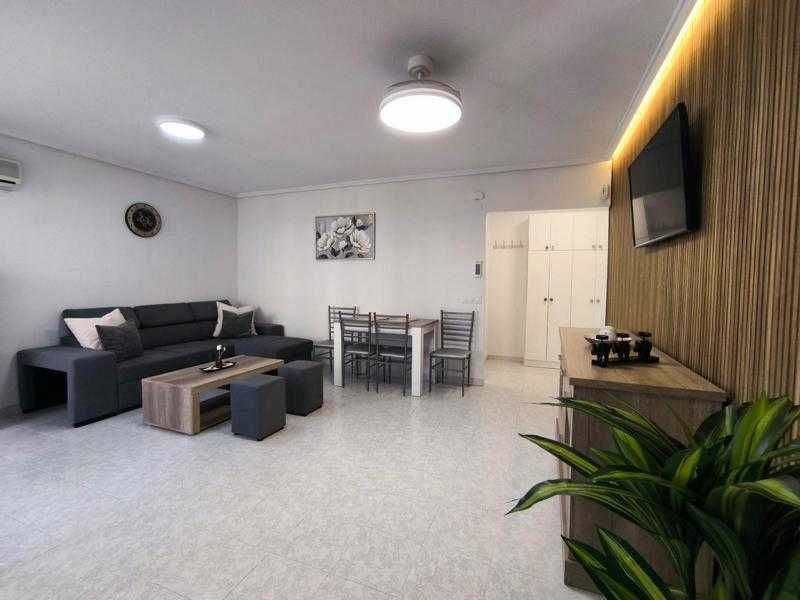 Studio po remoncie, balkon, baseny – Torrevieja