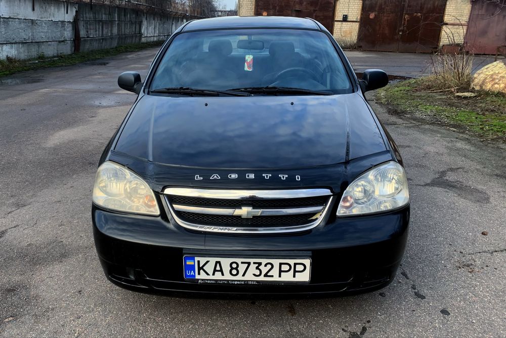 Шевроле Лачетті 2005 року, з самим надійним і економним двигуном 1.6, в хорошому стані, без ДТП, в рідній фарбі, майже весь час в одній сімʼї від моменту покупки.На зимовій гумі, заводиться з пів оберту, масло не бере,кондиціонер працює. Є звичайно вікові сліди експлуатації, автомобіль не новий звичайно, але нічого критичного.Пороги, арки цілі, без рижиків, низи дверей також у відмінному стані.Газу не має і ніколи не було.З документами порядок. Торгу не має !!!Автобізнесменів прохання не турбувати, в цінах орієнтуюся й без вас.Всі інші деталі за телефоном.
БЕЗ ТОРГУ!!!