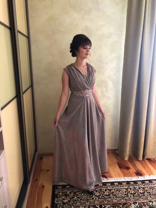 Вечірня сукня максі.