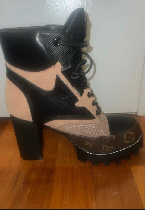 Botas Louis Vuitton -  Calfskin Monogram Star Trail Ankle Boots
