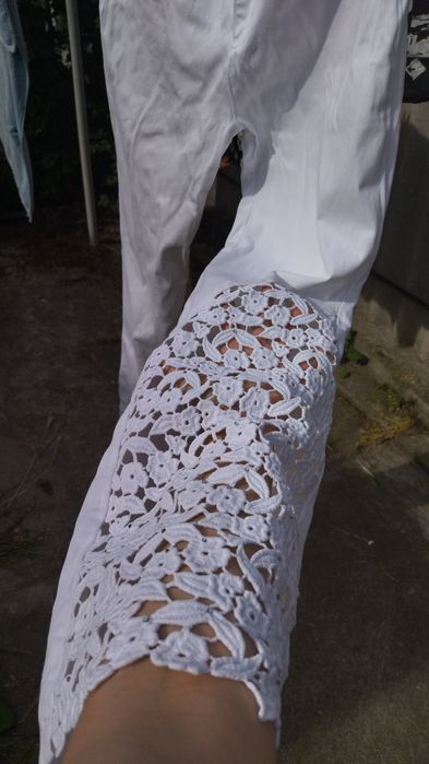 Джинсы белые с кружевом и стразами.  29 размер