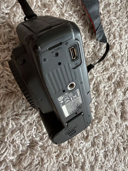 Canon EOS 5D Mark II + батарейний блок + зарядний + 3 карти пам’яті + повний комплект