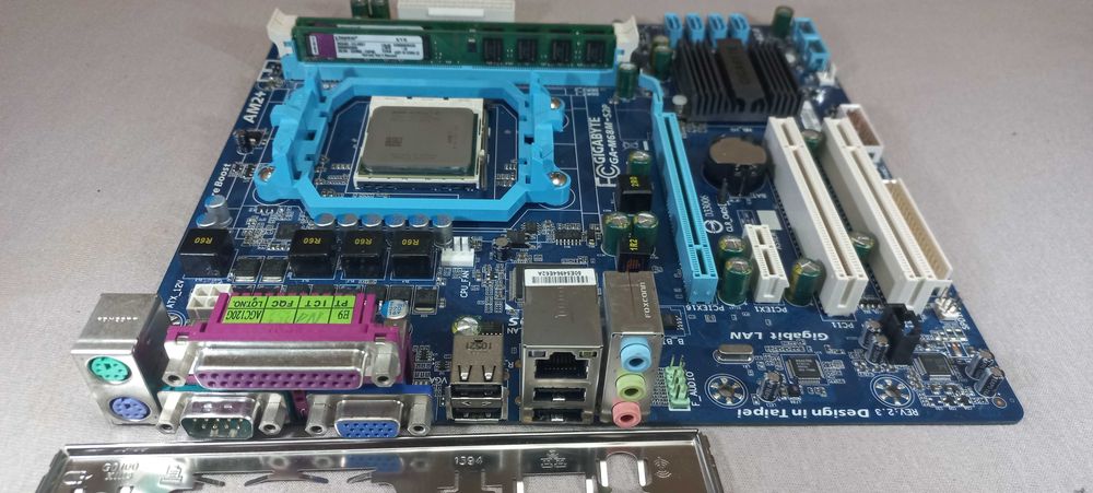 Gigabyte GA-M68M-S2P + AMD II X4 645 + 4гб ДДР2