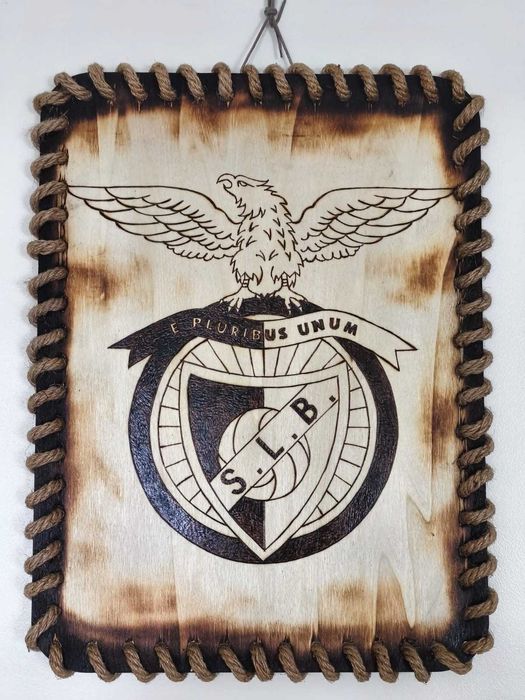 Quadros artesanais Benfica e Sporting.