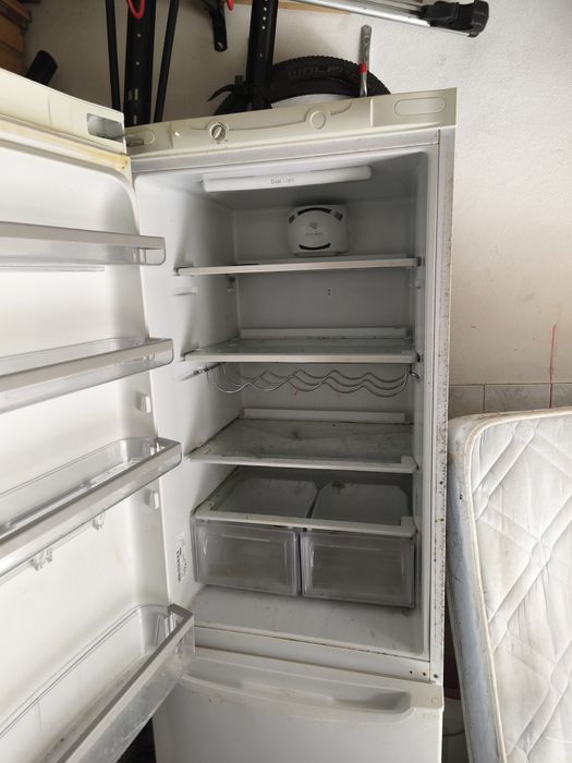 Frigorífico Ariston usado tem 1.80 de altura