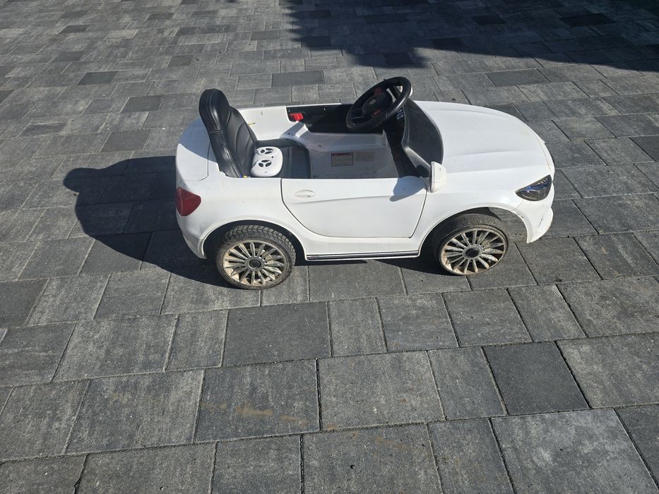 Дитячий електромобіль