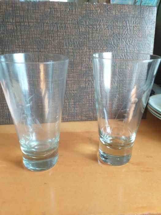 Высокие стеклянные стаканы из прозрачного стекла.