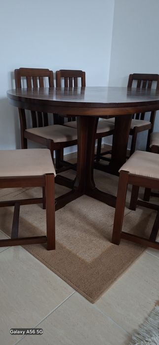 Mesa de jantar em mogno extensiva ,com 6 cadeiras em otimo estado consevadissimo .Madeira macissa. Retirada por conta do comprador. Peniche .