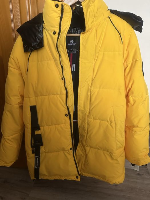 Продам куртку  зимову в гарному мтані