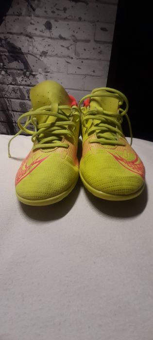 Żółte korki NIKE o rozmiarze 38.5
