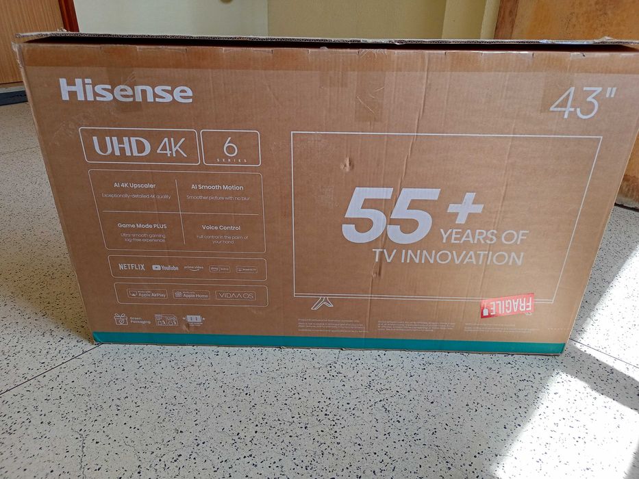 A TV "Hisense" está partida em pedaços