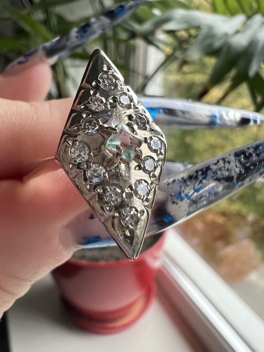 Золотое кольцо 583 пр.с бриллиантами и уральским изумрудом