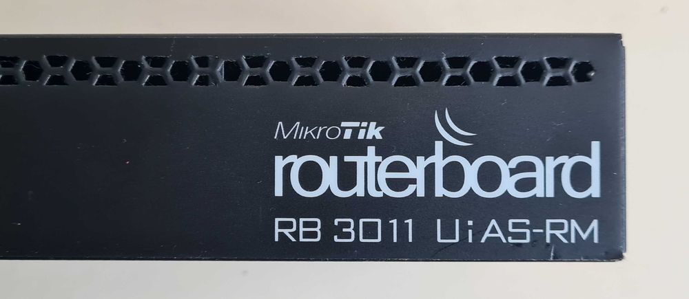 MikroTik RB3011UiAS-RM (10×Gigabit + SFP, USB 3.0) маршрутизатор 1U