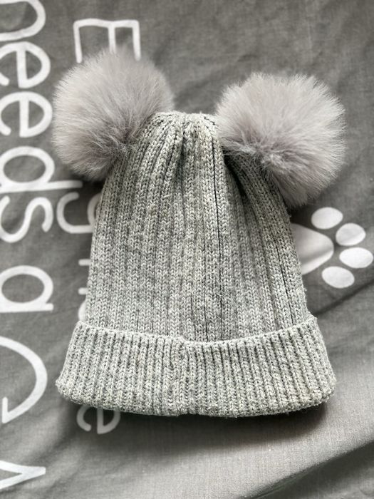 Шапка з пумпонами тепла