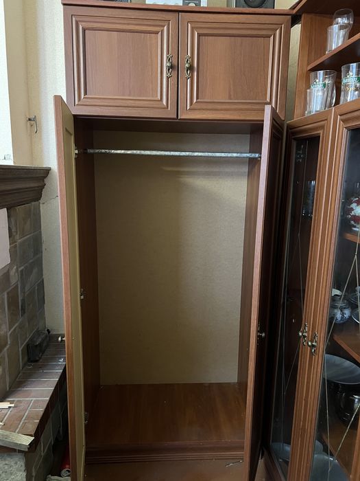 Стінка, сервант.