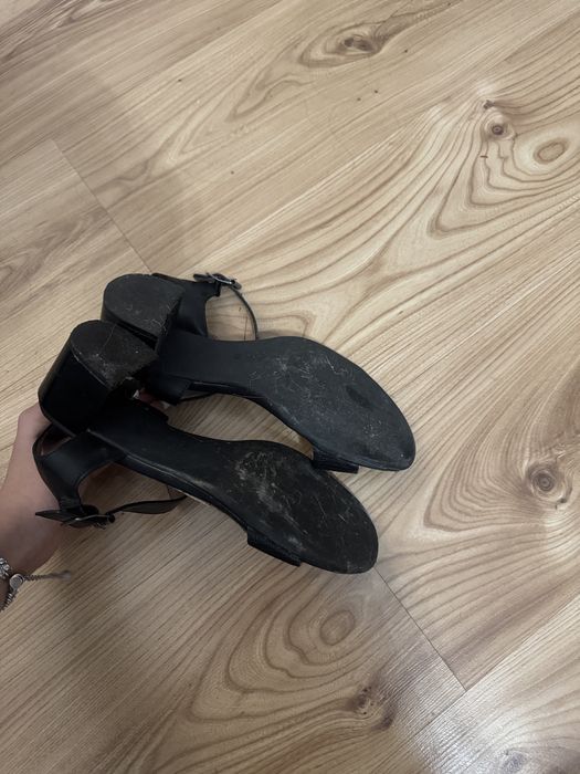 Czarne buty na obcasie