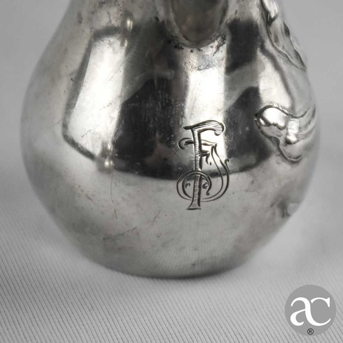 Conjunto de 2 leiteiras em prata, Arte Nova, com monograma