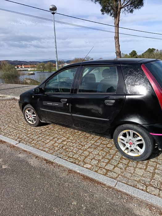 Fiat Punto 1.2 gasolina, 5 portas, ano 2001 cor preta