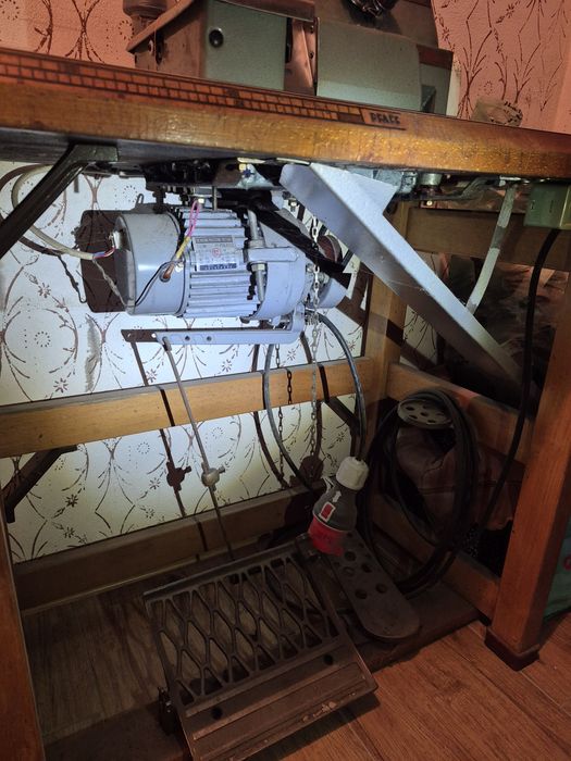 Maszyna do szycia overlok GN 8-5