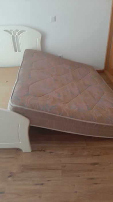 Cama de casal com acabamento termolacado na côr pérola incluindo colchão