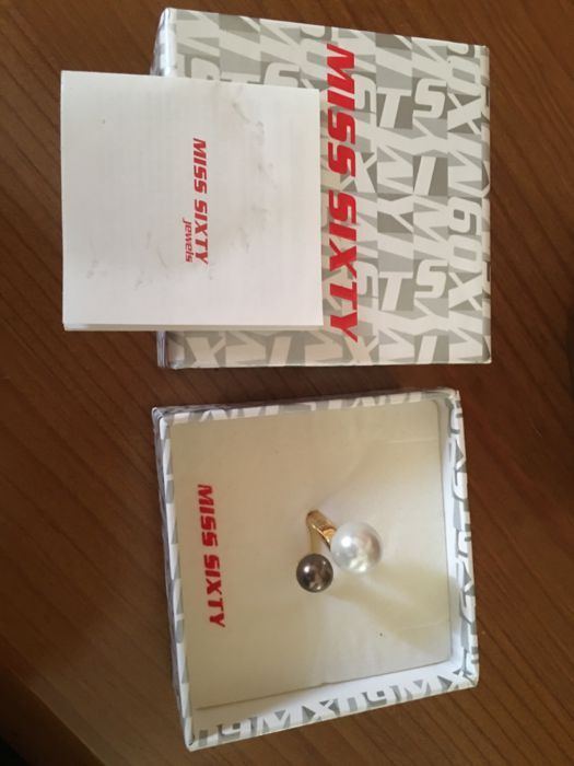 Anel Miss Sixty  e colar novos e originais