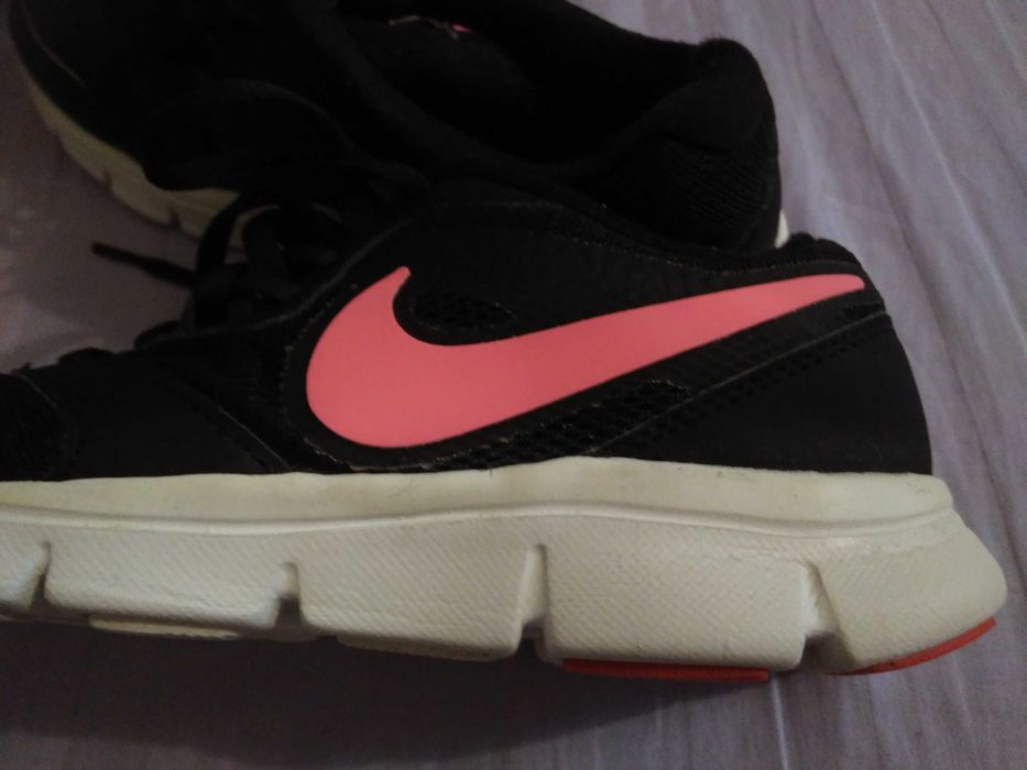 czarne buty sportowe marki nike