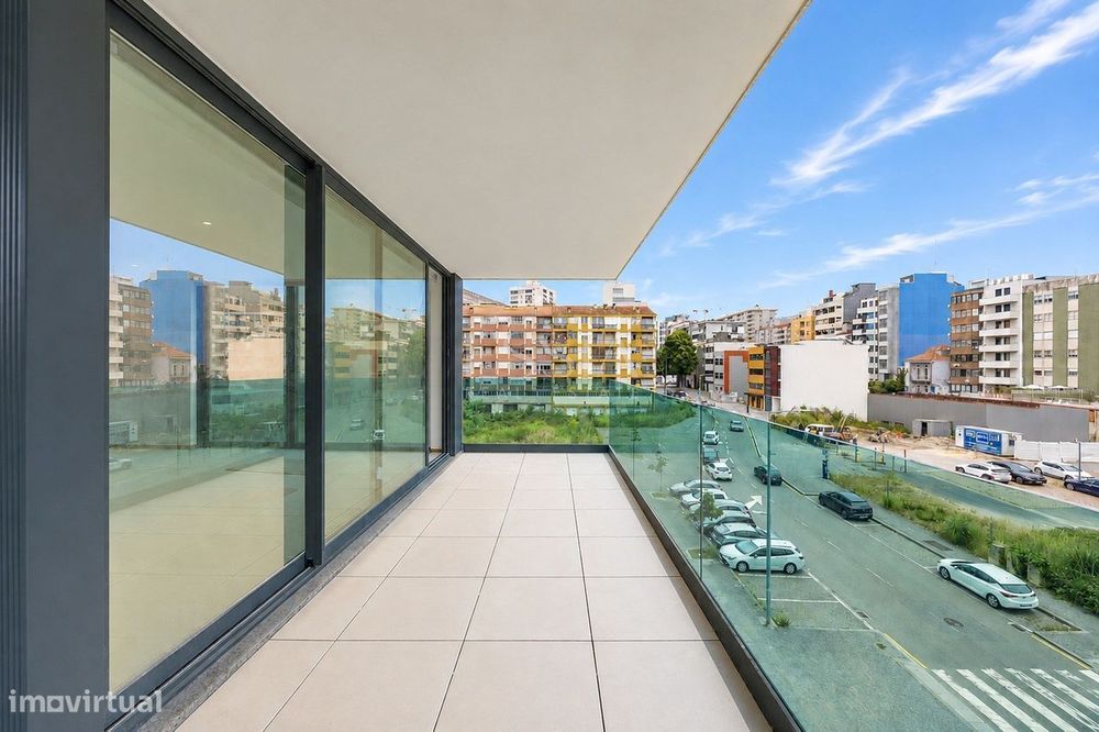 Apartamento T4 com Varanda e Quatro Lugares de Garagem