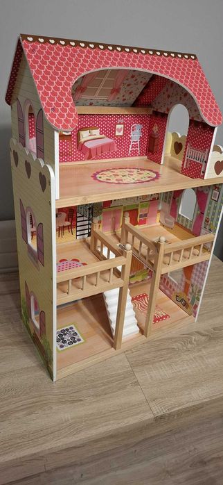 Gigantyczny drewniany domek dla lalek do zabawy dla dziecka