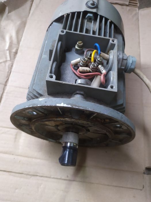 Електродвигун  2,2кВт, 3000 обертів.