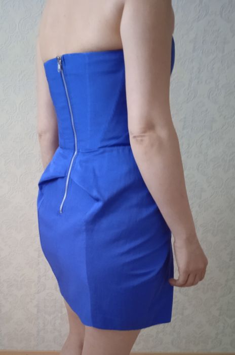 Платье-корсет с открытыми плечами.