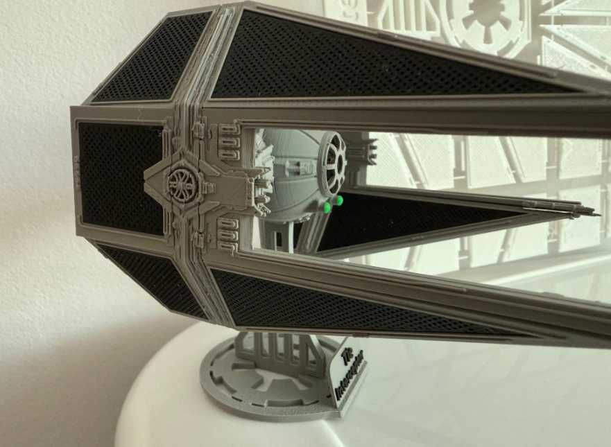 Modelo KitCard do TIE Interceptor Altamente Detalhado