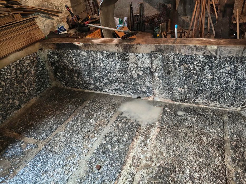 Tanque em pedra antigo