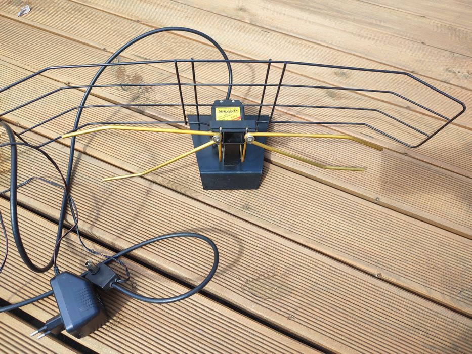 Antena pokojowa z zasilaczem