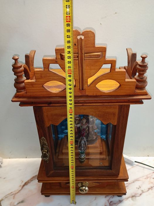 Belíssimo oratório feito artesanalmente em madeira castanho com imagem