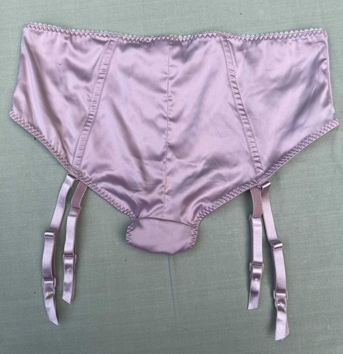Figi-pas do pończoch, pudrowy róz, atlas, limitowana kolekcja H&M.
