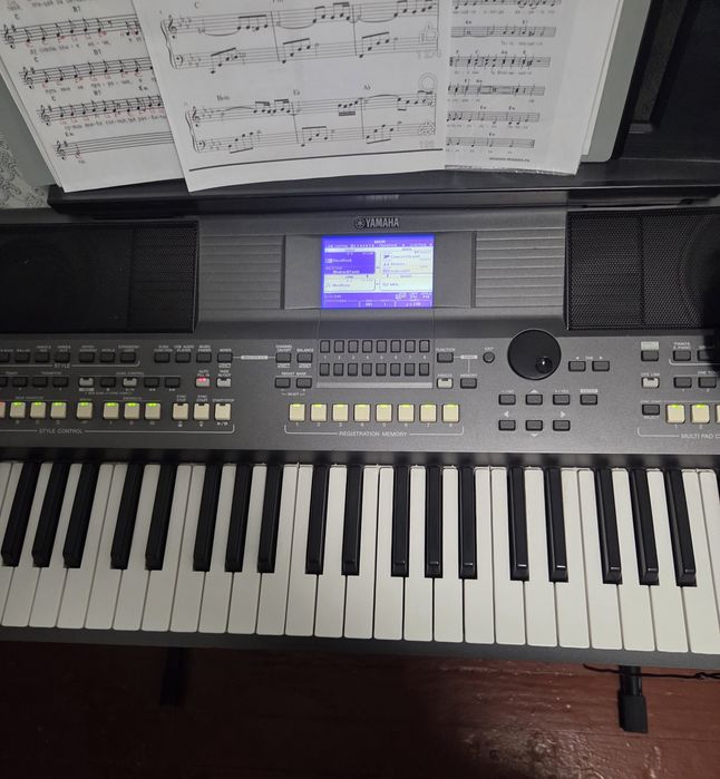 Продам синтезатор Yamaha PSR S670