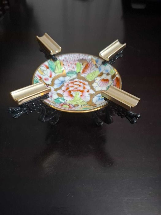 Cinzeiro de porcelana asiática pintado à mão com borda dourada