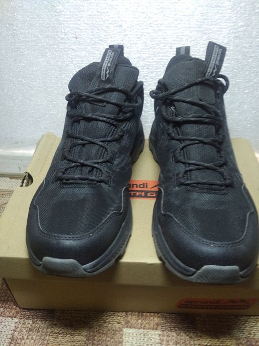Продам трекинговые кроссовки