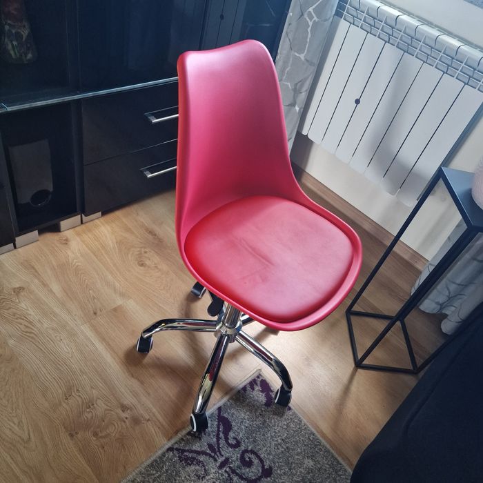 Krzesło obrotowe czerwone