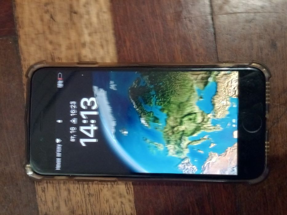 Продам айфон 8 .