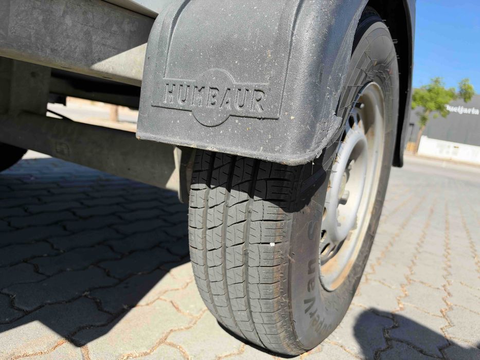 Atrelado fechado Humbaur — 1,70 m de altura — preparado para motos