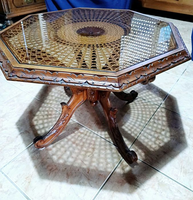 mesinha delicada de centro em palha e madeira