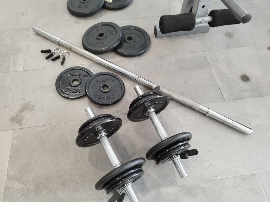 Banco de musculação multifunções com 2 barras, 2 halteres e 20 discos